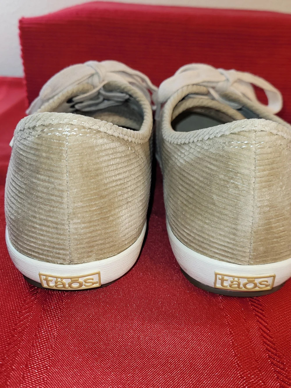Taos Guest Star Women 7.5 Tan Beige Corduroy Low Top Lace Up Comfort Sneakers